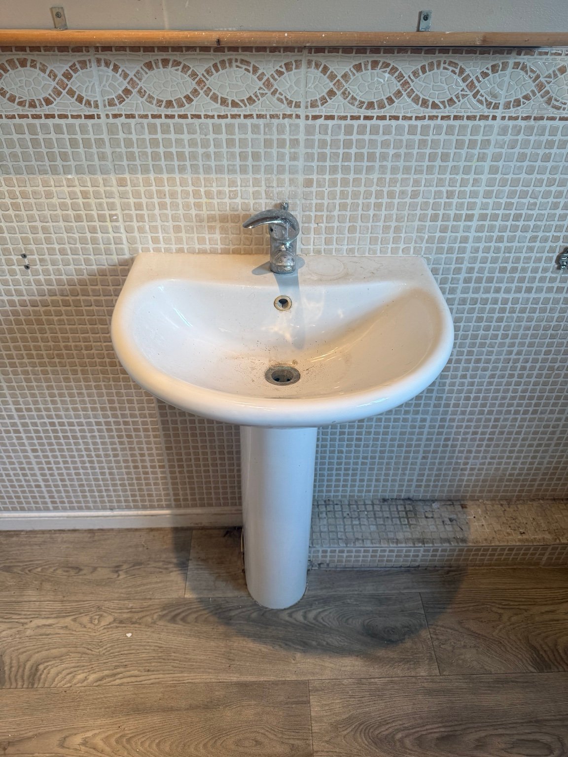 Pedestal basin before replacement with a vanity unit